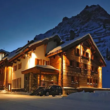 Spacious Chalet In Prázdninový dům